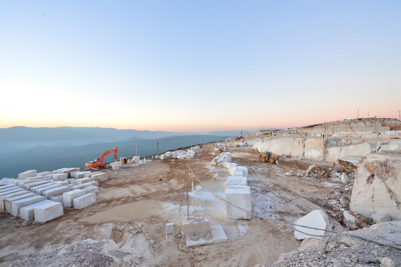 Deniz manzaralı sahada mermer blokları